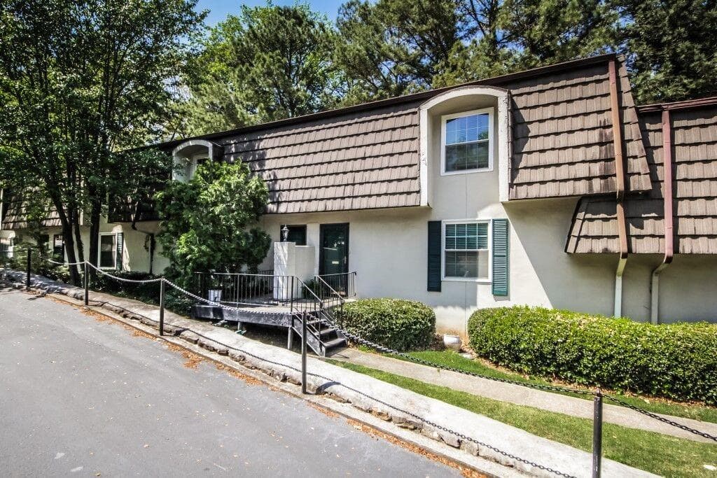 3 bedroom, 4 bathroom, 1,550 sq ft townhouse sold at 725 Dalrymple Road 4D, Atlanta, GA 30328