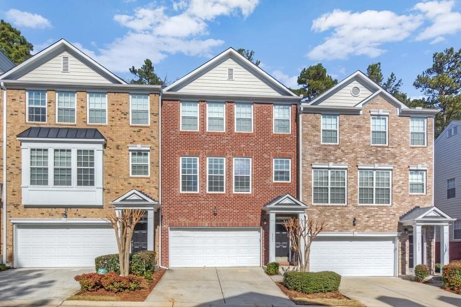 3 bedroom, 4 bathroom, 2,489 sq ft townhouse sold at 3731 Chattahoochee Summit Drive, Atlanta, GA 30339