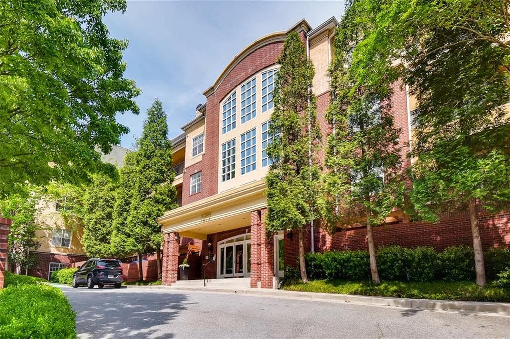3 bedroom, 4 bathroom, 2,707 sq ft condominium sold at 3275 Lenox Road 414, Atlanta, GA 30324
