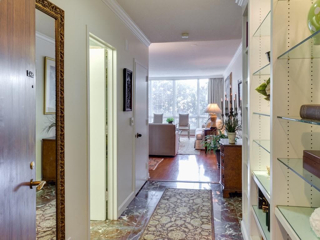 1 bedroom, 2 bathroom condominium sold at 2575 Peachtree Road 4H, Atlanta, GA 30305