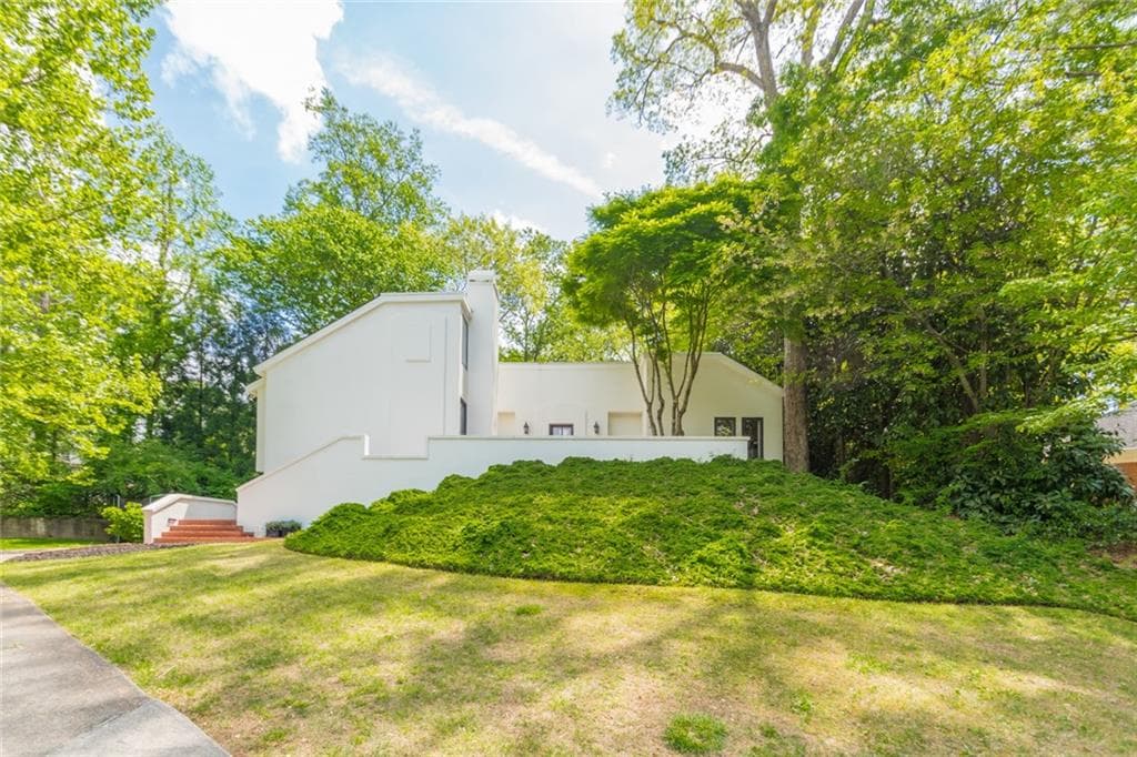 5 bedroom, 5 bathroom, 4,293 sq ft single family residence sold at 3371 W Paces Ferry Court, Atlanta, GA 30327