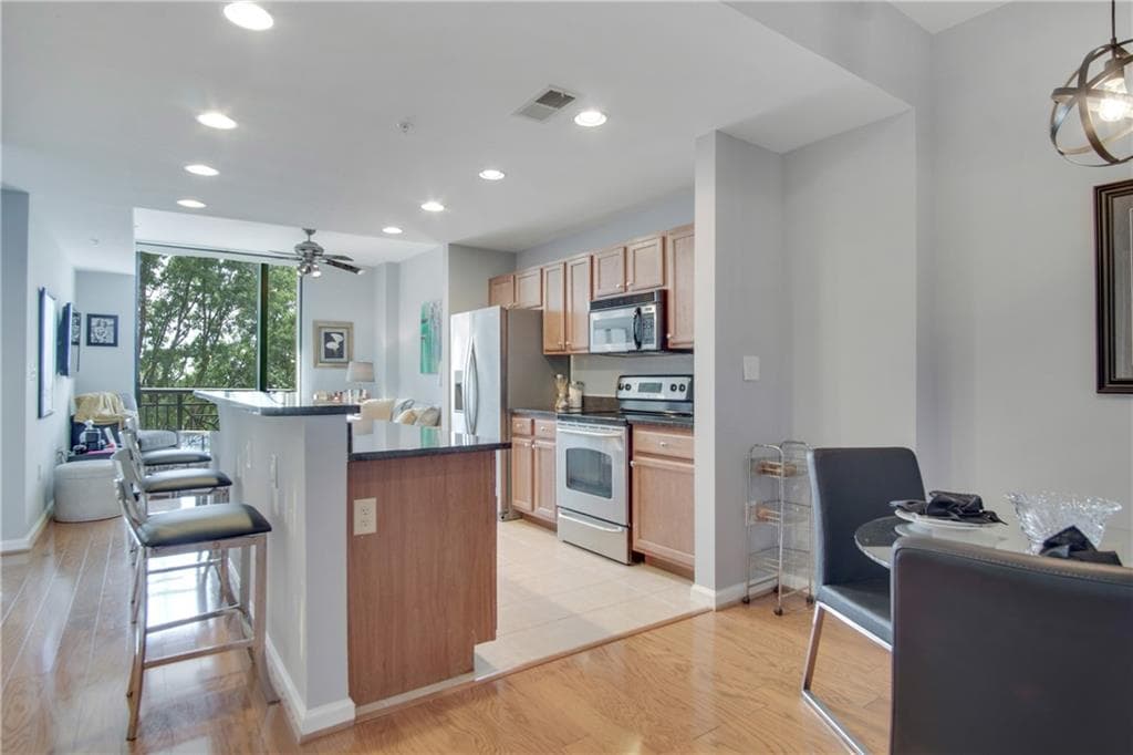 1 bedroom, 1 bathroom, 800 sq ft condominium sold at 3040 Peachtree Road 408, Atlanta, GA 30305
