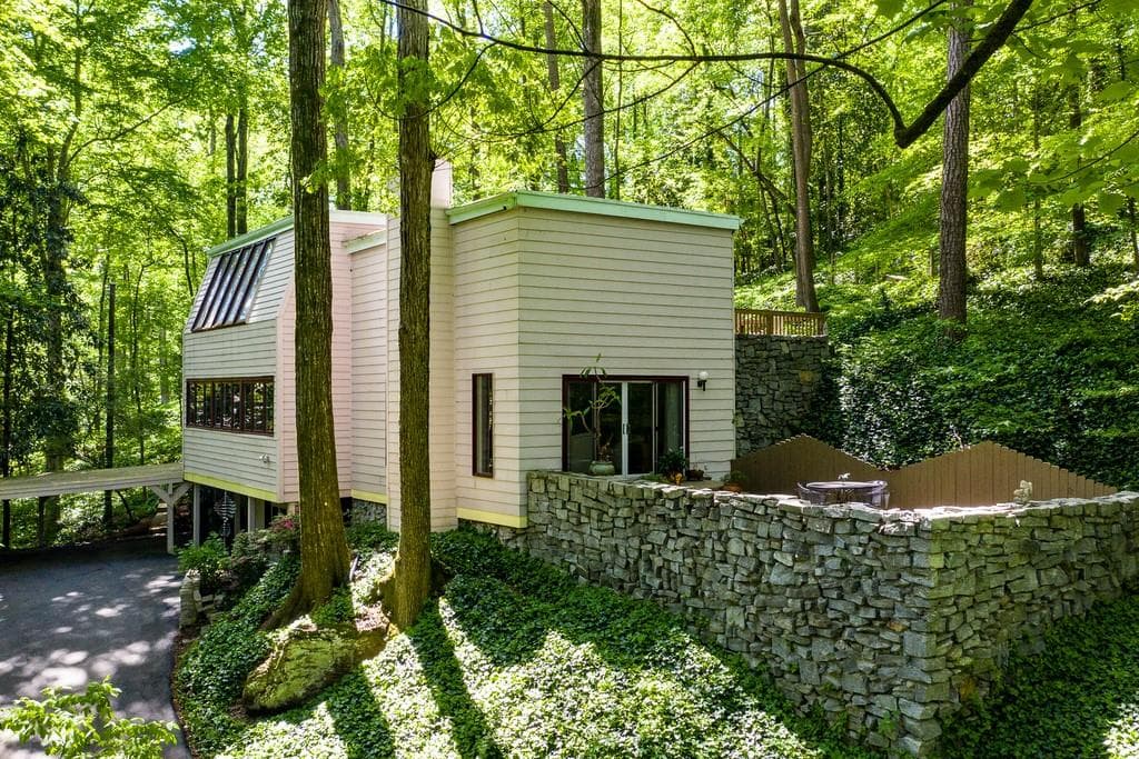 2 bedroom, 3 bathroom, 2,430 sq ft single family residence sold at 1210 E BEECHWOOD Drive, Atlanta, GA 30327
