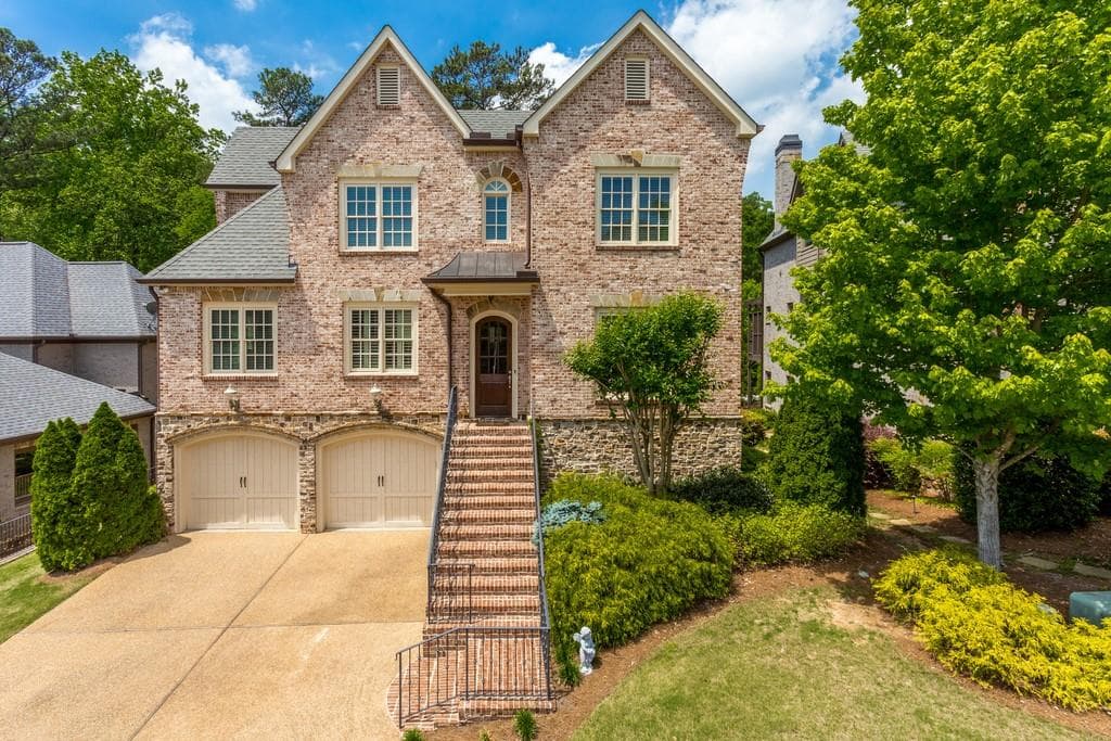 4 bedroom, 4 bathroom, 4,446 sq ft single family residence sold at 1700 Buckhead Court, Atlanta, GA 30324