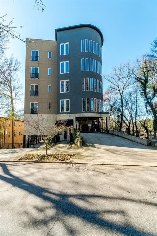 1 bedroom, 1 bathroom, 586 sq ft condominium sold at 140 ALDEN Avenue 305, Atlanta, GA 30309