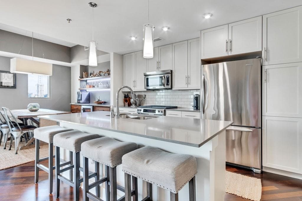2 bedroom, 2 bathroom, 1,385 sq ft condominium sold at 1100 Howell Mill Road 809, Atlanta, GA 30318