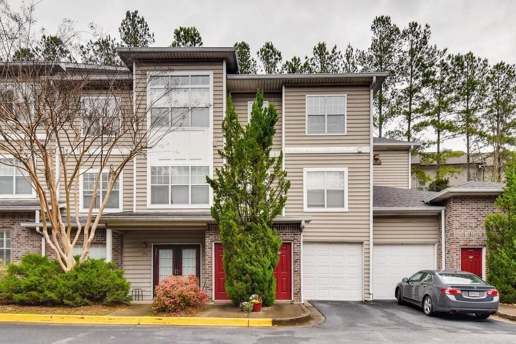2 bedroom, 3 bathroom, 1,562 sq ft townhouse sold at 2700 Pine Tree Road 4008, Atlanta, GA 30324