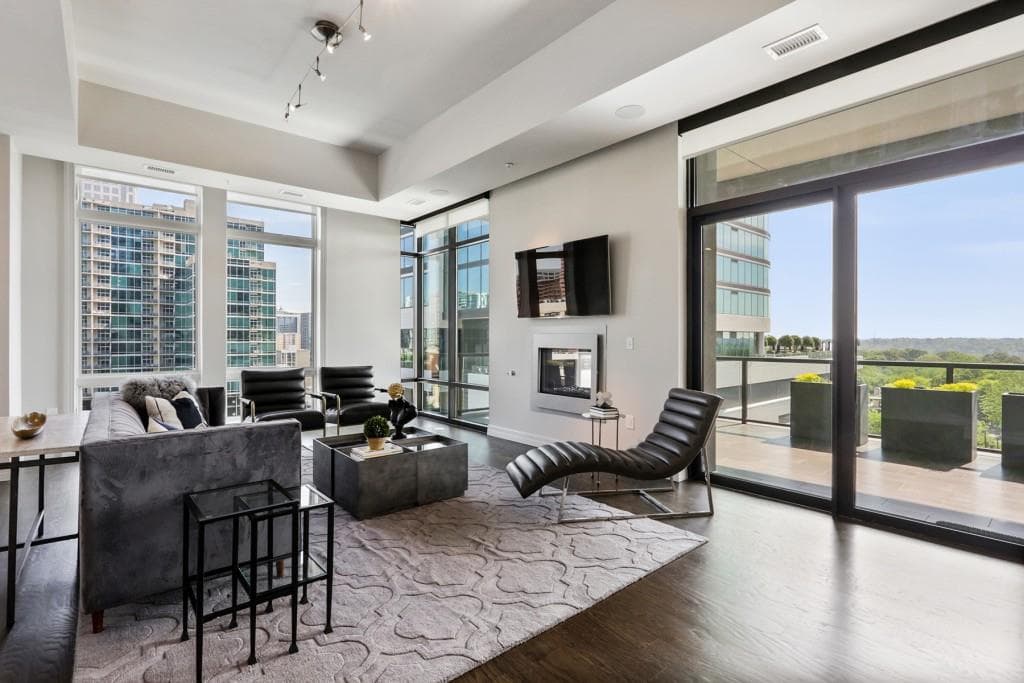 3 bedroom, 3 bathroom, 2,710 sq ft condominium sold at 867 Peachtree Street 902, Atlanta, GA 30308