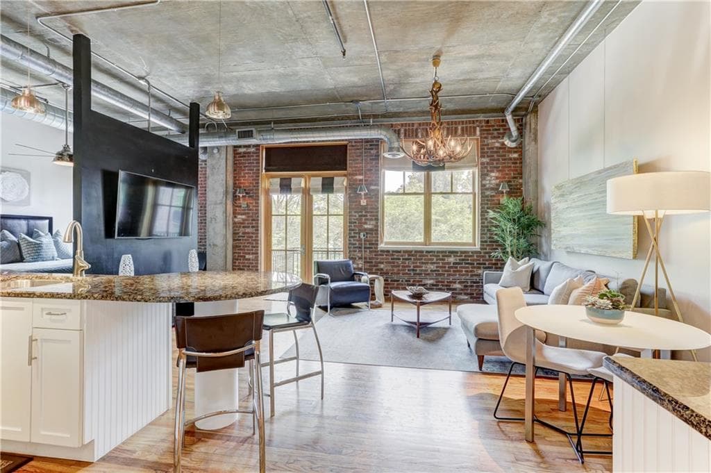 2 bedroom, 2 bathroom, 1,080 sq ft condominium sold at 3235 Roswell Road 520, Atlanta, GA 30305
