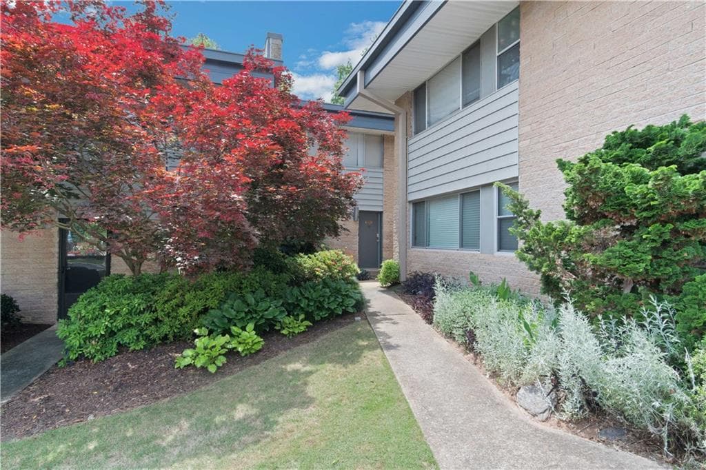 2 bedroom, 2 bathroom, 1,260 sq ft condominium sold at 4300 Roswell Road 28, Atlanta, GA 30342
