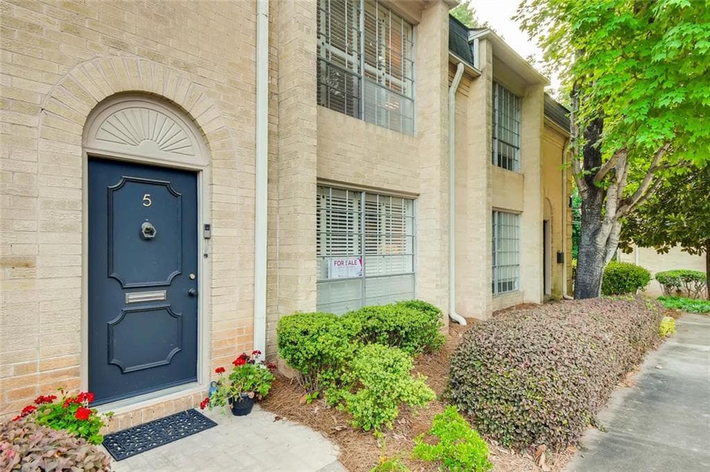 2 bedroom, 3 bathroom, 1,540 sq ft condominium sold at 5400 Roswell Road J5, Atlanta, GA 30342