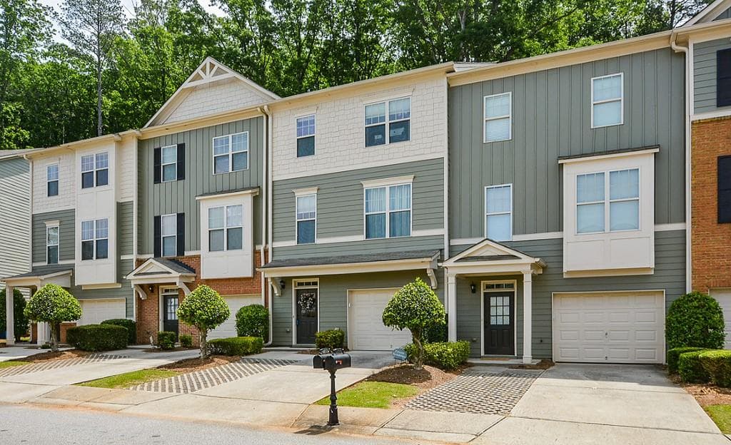 2 bedroom, 3 bathroom, 2,220 sq ft townhouse sold at 1760 Oakbrook Lane 10, Kennesaw, GA 30152
