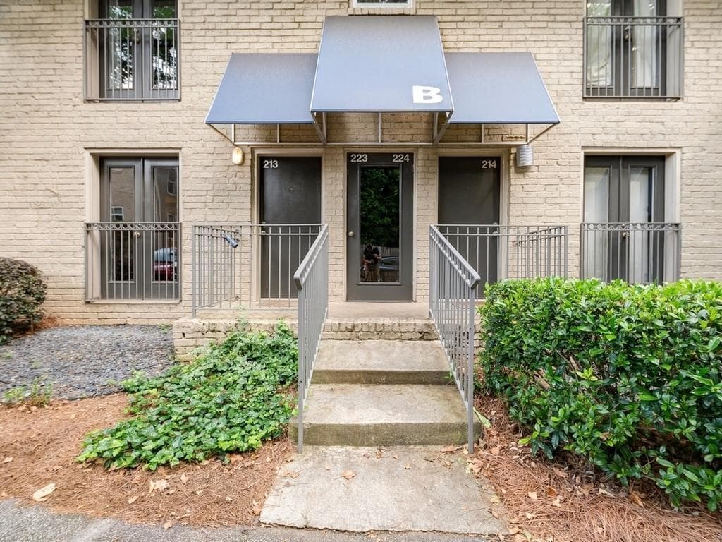 1 bedroom, 1 bathroom, 667 sq ft condominium sold at 2023 Oakview Road 213, Atlanta, GA 30317