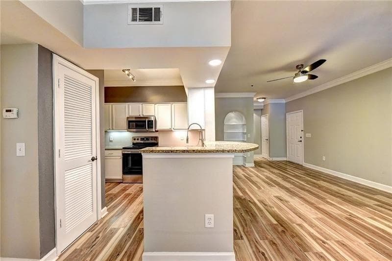 2 bedroom, 2 bathroom, 1,035 sq ft condominium sold at 3777 PEACHTREE Road 811, Brookhaven, GA 30319