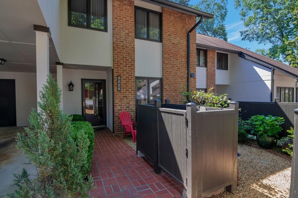 3 bedroom, 3 bathroom, 2,158 sq ft townhouse sold at 3225 CLAIRMONT NORTH, Brookhaven, GA 30329