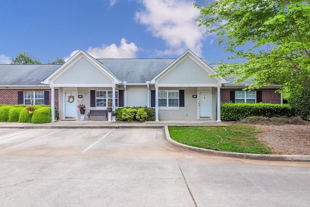 2 bedroom, 2 bathroom, 956 sq ft condominium sold at 2905 Florence Drive, Gainesville, GA 30504