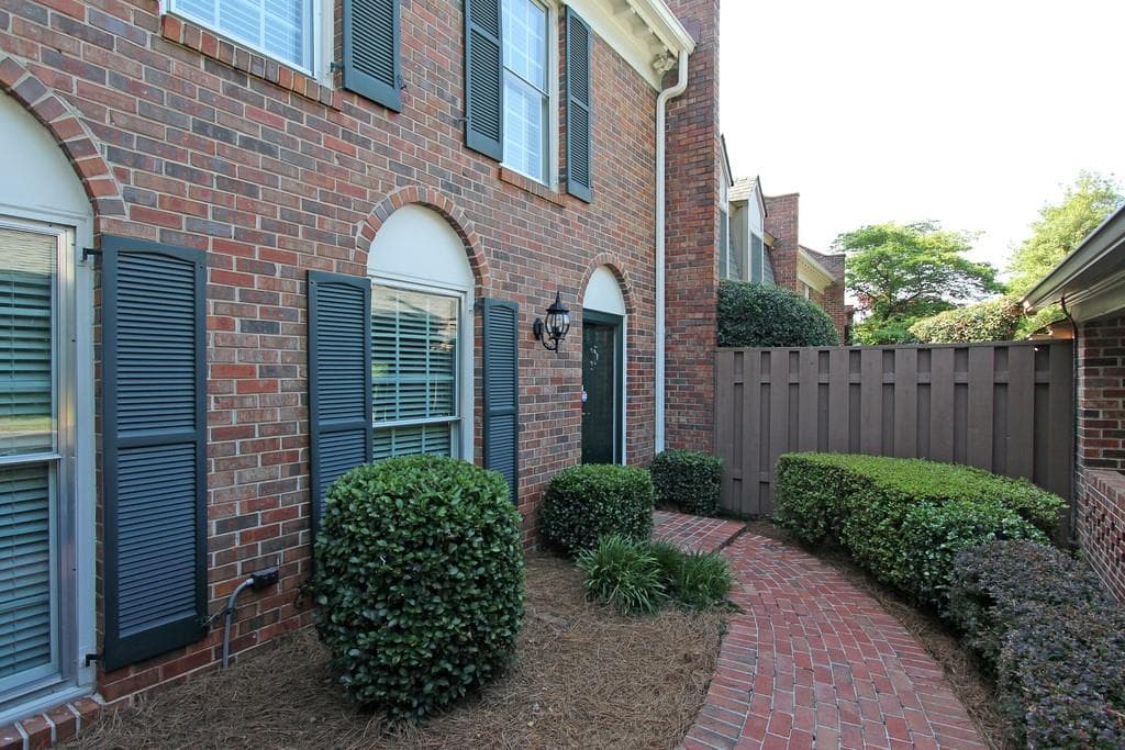 3 bedroom, 3 bathroom, 2,064 sq ft townhouse sold at 476 THE NORTH CHACE, Atlanta, GA 30328