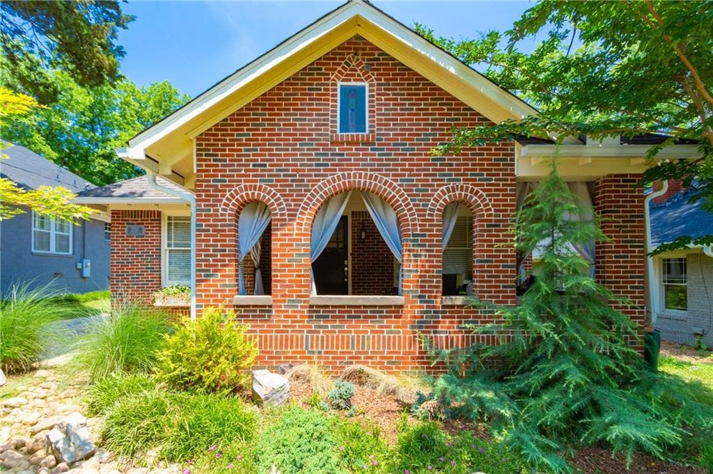 2 bedroom, 4 bathroom, 1,566 sq ft single family residence sold at 2092 Dunwoody Street, Atlanta, GA 30317