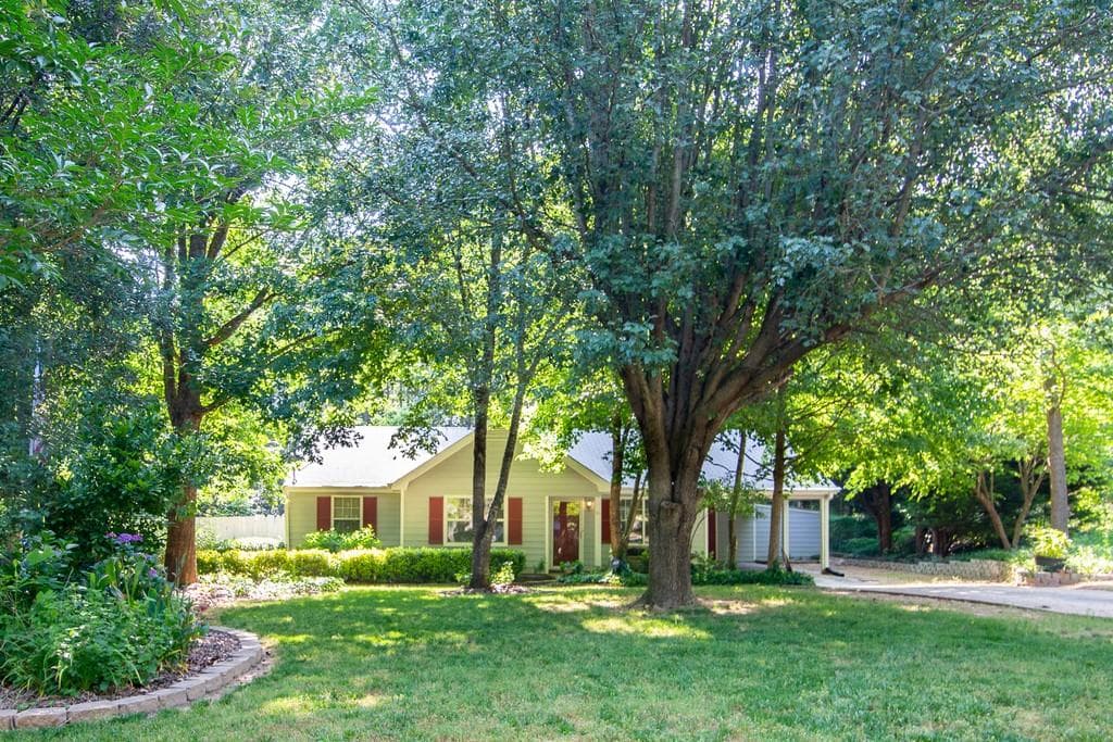 3 bedroom, 2 bathroom, 1,039 sq ft single family residence sold at 211 Brooks Lane, Winder, GA 30680