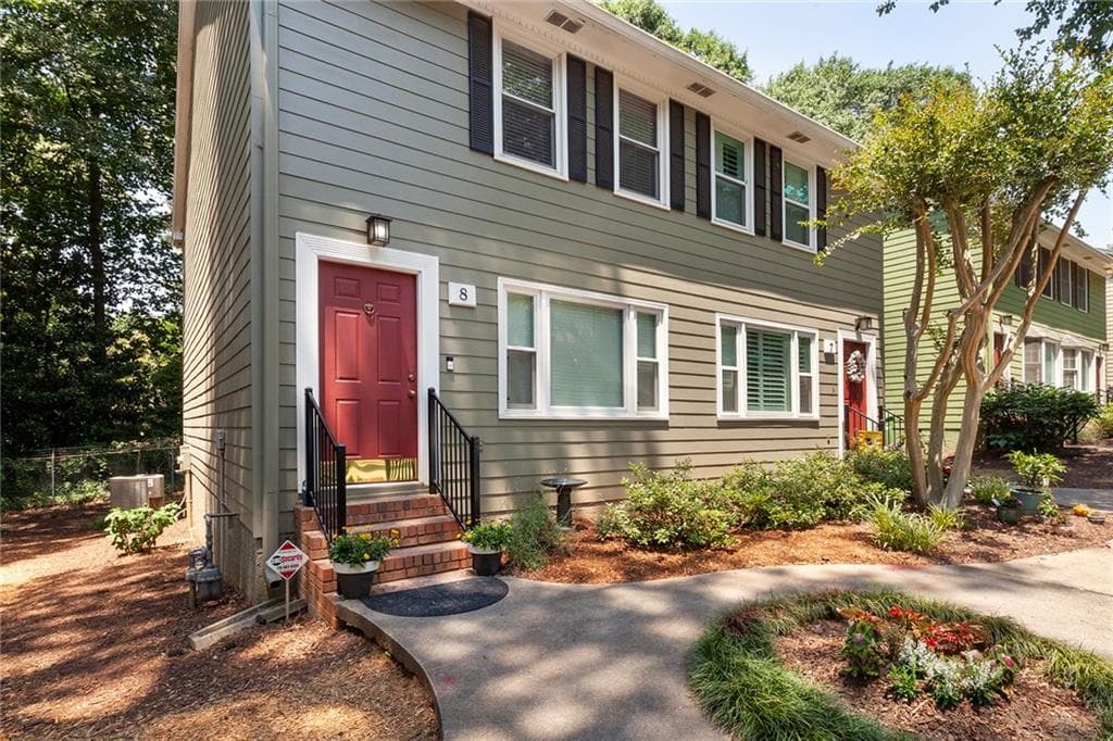 2 bedroom, 3 bathroom, 1,216 sq ft townhouse sold at 8 Holly Downs Court, Atlanta, GA 30318