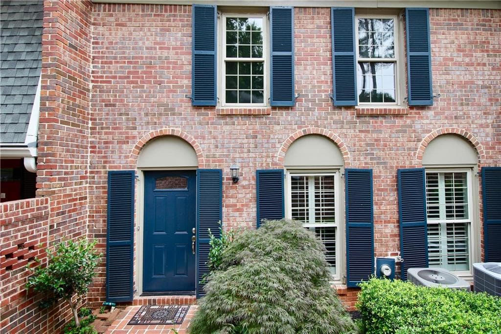 4 bedroom, 4 bathroom, 2,423 sq ft townhouse sold at 370 The Chace, Atlanta, GA 30328