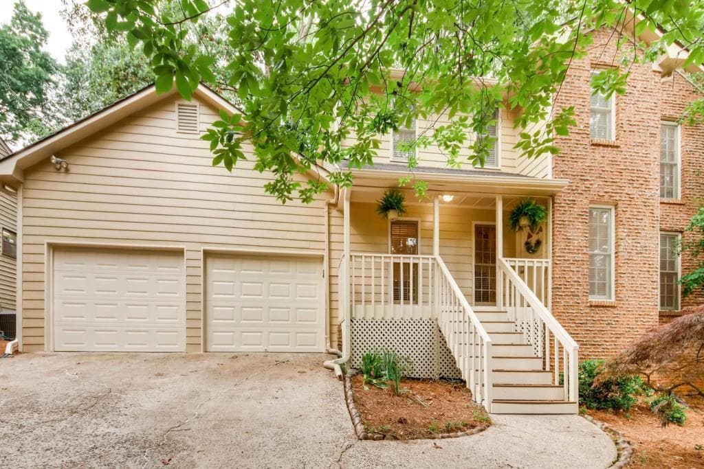 3 bedroom, 3 bathroom, 1,718 sq ft single family residence sold at 8585 Colony Club Drive, Alpharetta, GA 30022