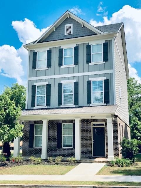 4 bedroom, 4 bathroom, 2,306 sq ft single family residence sold at 301 Southpark Lane, Woodstock, GA 30188