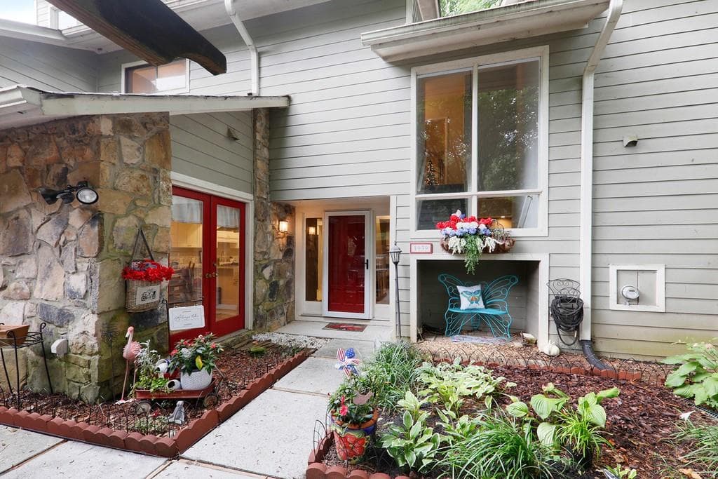 3 bedroom, 3 bathroom, 1,944 sq ft condominium sold at 1939 VARIATIONS Drive, Atlanta, GA 30329