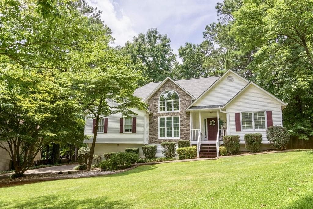 3 bedroom, 2 bathroom, 2,692 sq ft single family residence sold at 1008 Queensbury Run, Acworth, GA 30102