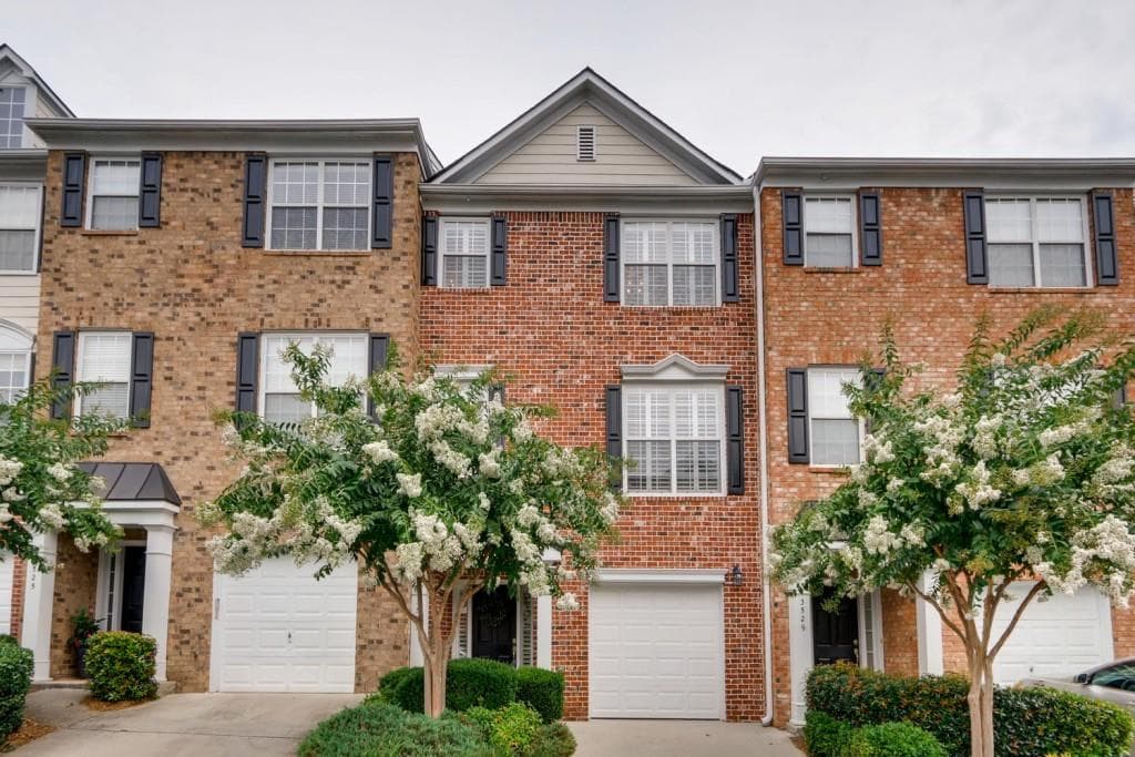 2 bedroom, 3 bathroom, 1,878 sq ft townhouse sold at 3527 Chattahoochee Summit Lane, Atlanta, GA 30339