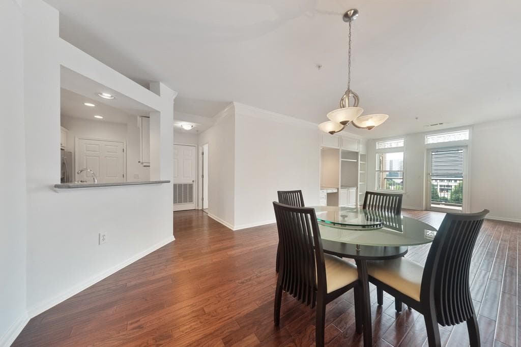 1 bedroom, 1 bathroom, 1,025 sq ft condominium sold at 3334 Peachtree Road 601, Atlanta, GA 30326