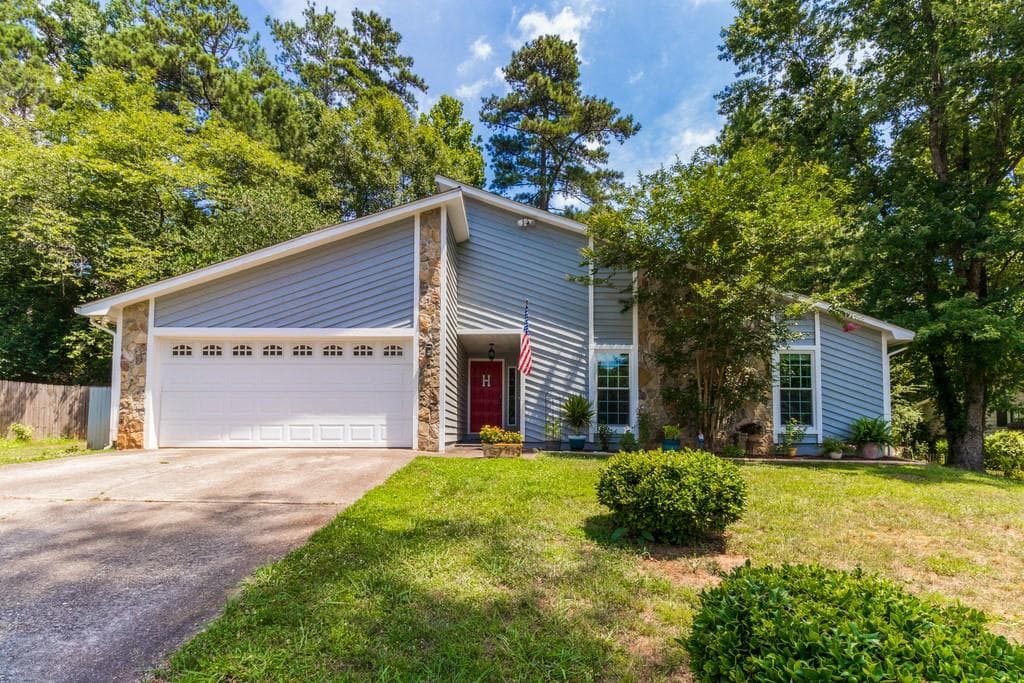 3 bedroom, 2 bathroom, 1,611 sq ft single family residence sold at 960 LAKE HAVEN Court, Roswell, GA 30076