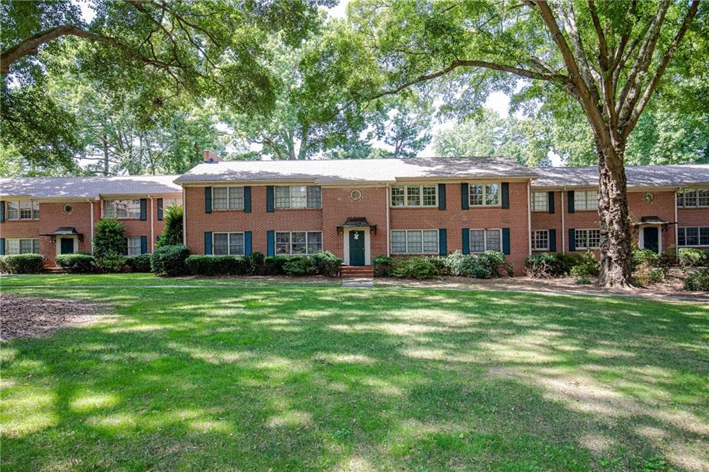 2 bedroom, 1 bathroom, 1,010 sq ft condominium sold at 425 Lindbergh Drive D4, Atlanta, GA 30305