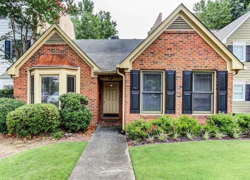 2 bedroom, 2 bathroom, 1,566 sq ft townhouse sold at 951 Lenox Hill, Atlanta, GA 30324