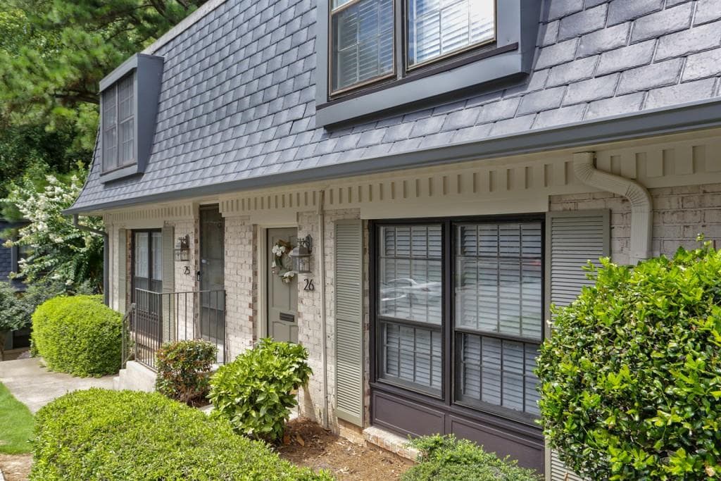 2 bedroom, 2 bathroom, 1,100 sq ft condominium sold at 26 La Rue Place, Atlanta, GA 30327
