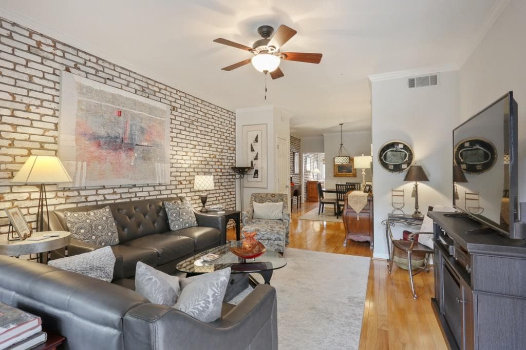 2 bedroom, 2 bathroom, 1,090 sq ft condominium sold at 3675 Peachtree Road 53, Atlanta, GA 30319
