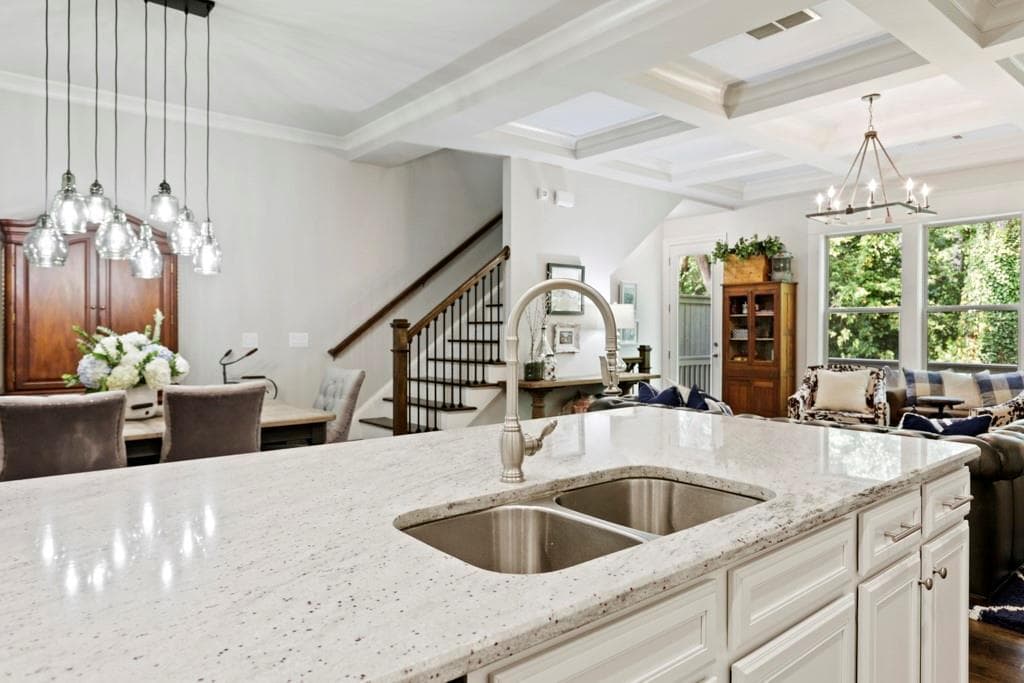 3 bedroom, 4 bathroom, 2,516 sq ft townhouse sold at 2538 Skyland Drive 5, Brookhaven, GA 30319