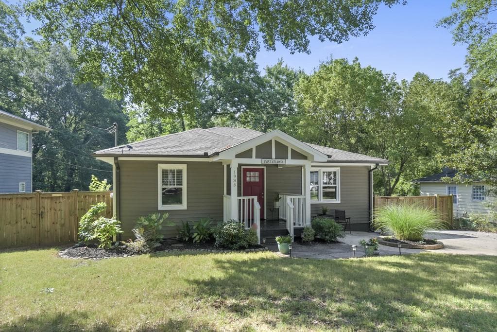 3 bedroom, 2 bathroom, 1,750 sq ft single family residence sold at 1986 Braeburn Circle, Atlanta, GA 30316