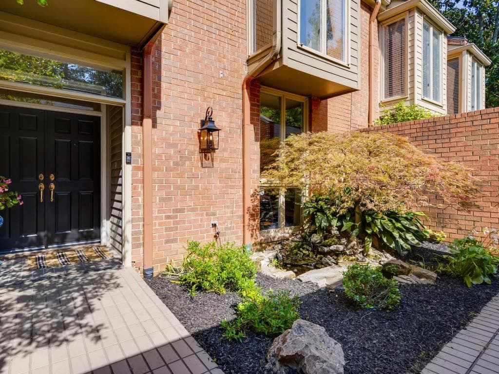 4 bedroom, 4 bathroom, 2,728 sq ft condominium sold at 71 Willow Glen 71, Atlanta, GA 30342