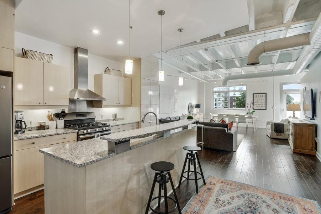 2 bedroom, 2 bathroom, 1,415 sq ft condominium sold at 805 Peachtree Street 321, Atlanta, GA 30308