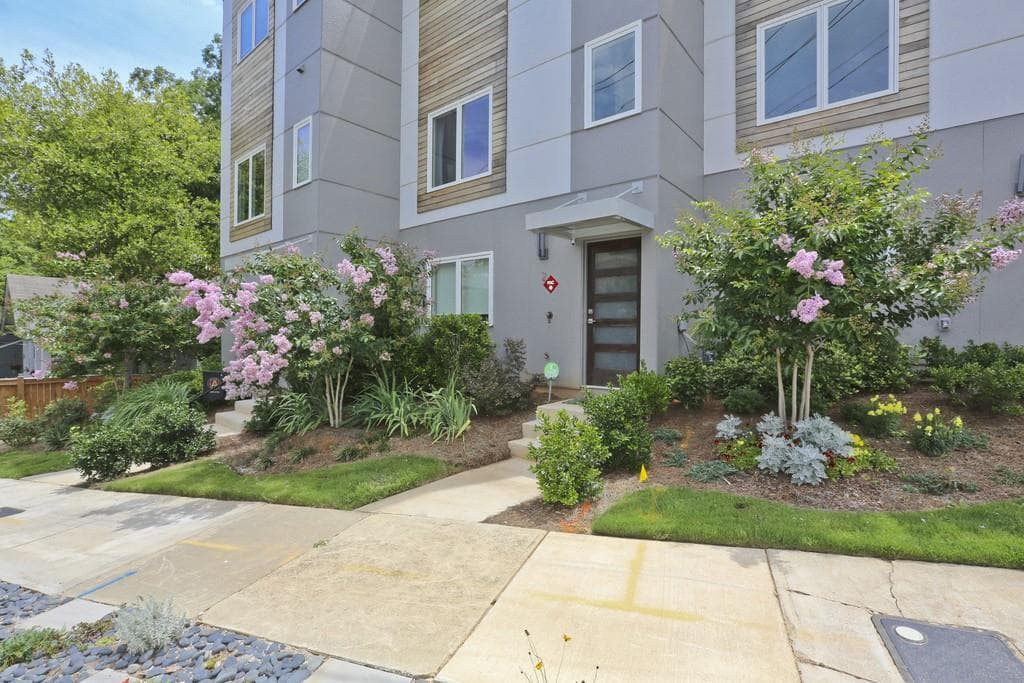 3 bedroom, 4 bathroom, 2,016 sq ft townhouse sold at 1672 Dekalb Avenue 2, Atlanta, GA 30307