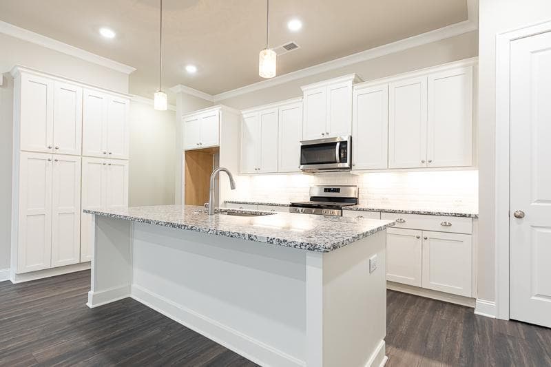 3 bedroom, 3 bathroom, 1,982 sq ft townhouse sold at 896 Farmstead Road 162, Suwanee, GA 30024