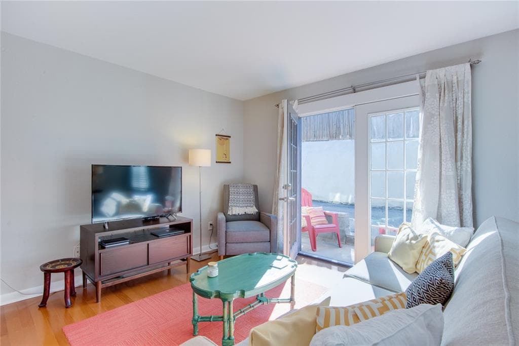 2 bedroom, 1 bathroom, 804 sq ft condominium sold at 1355 Euclid Avenue 6A, Atlanta, GA 30307