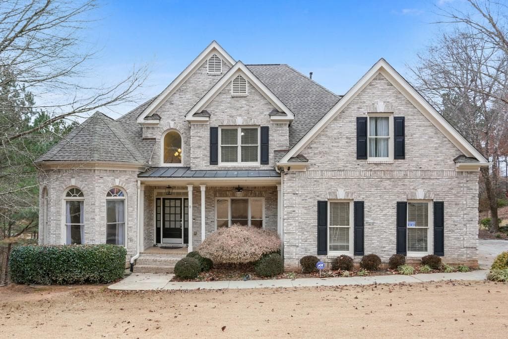 4 bedroom, 4 bathroom, 4,355 sq ft single family residence sold at 1640 Settindown Drive, Roswell, GA 30075
