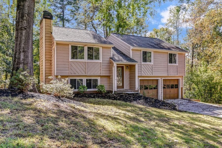 3 bedroom, 3 bathroom, 1,703 sq ft single family residence sold at 135 Roswell Farms Court, Roswell, GA 30075