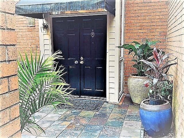 3 bedroom, 3 bathroom, 2,398 sq ft townhouse sold at 22 Willow Glen 22, Atlanta, GA 30342