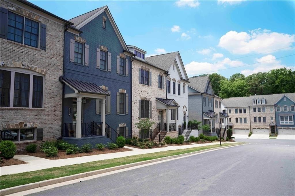 4 bedroom, 4 bathroom, 2,516 sq ft townhouse sold at 2433 Skyland Way 72, Brookhaven, GA 30319