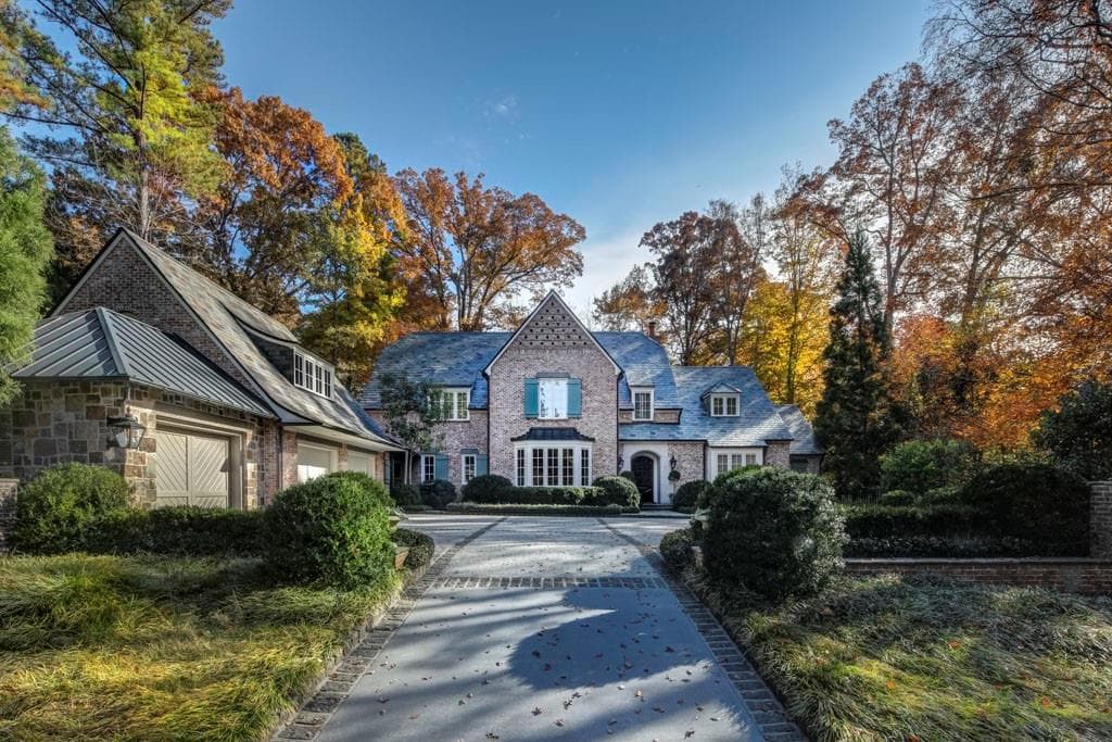 5 bedroom, 7 bathroom, 7,868 sq ft single family residence sold at 650 W Conway Drive, Atlanta, GA 30327