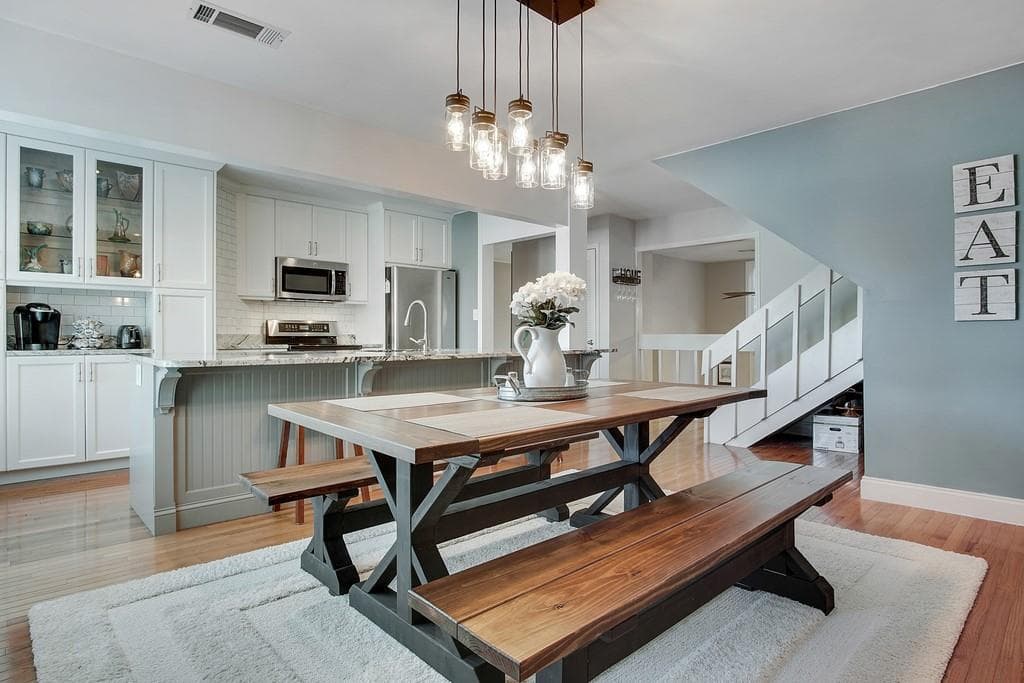3 bedroom, 3 bathroom, 2,188 sq ft condominium sold at 4010 Roswell Road 6, Atlanta, GA 30342