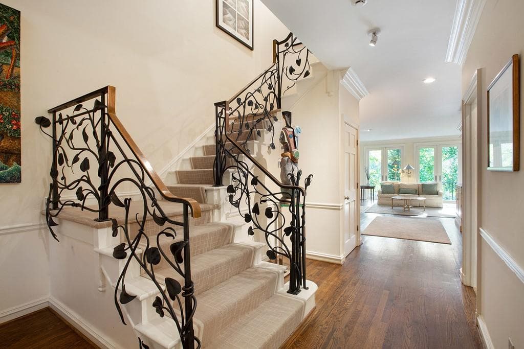 3 bedroom, 4 bathroom, 2,960 sq ft townhouse sold at 2525 Peachtree Road Apt 25, Atlanta, GA 30305